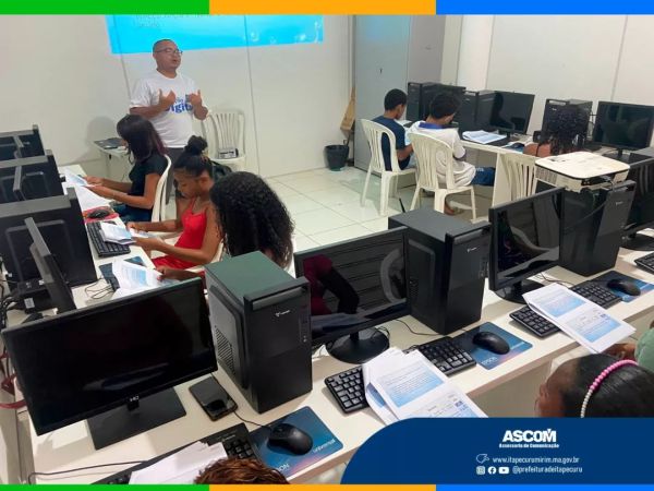 O Coordenador da ASCOM Luzimar Rodrigues, ministra aulas de informática a alunos do  Instituto Social Sem Fronteiras